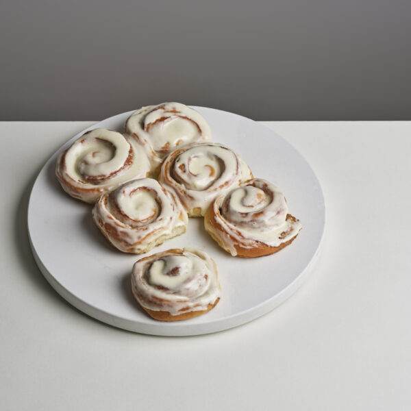 Cinnamon rolls with cream cheese frosting (6 pieces)